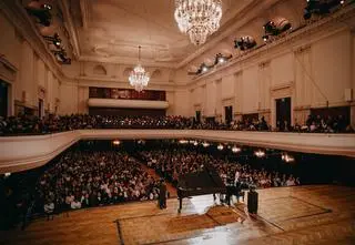 W kolejce po wejściówki "ludzie zaczynają się ustawiać nawet o 5 rano"