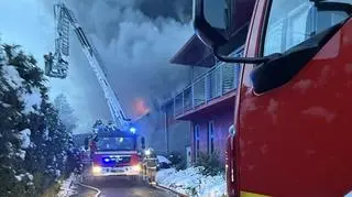 Na miejscu jest około stu strażaków