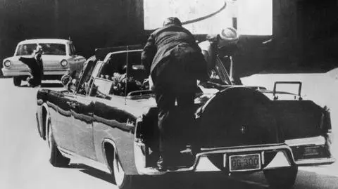 Agent Secret Service Clint Hill osłania Johna F. Kennedy'ego i jego żonę w Dallas