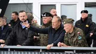 Władysław Kosiniak-Kamysz, Donald Tusk, gen. broni Stanisław Czosnek i gen. bryg. Sławomir Kojło na Centralnym Poligonie Sił Powietrznych w Ustce