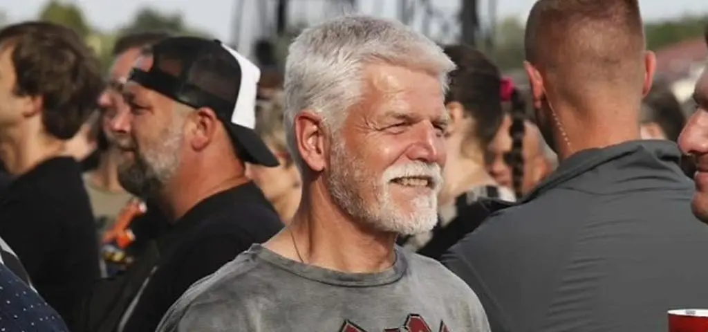 Jeździ na motocyklu, gra w hokeja i chodzi na koncerty. Kim jest prezydent Czechów?