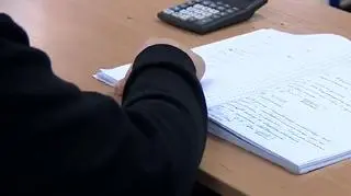 Przybywa szkół przechodzących na zdalne nauczanie