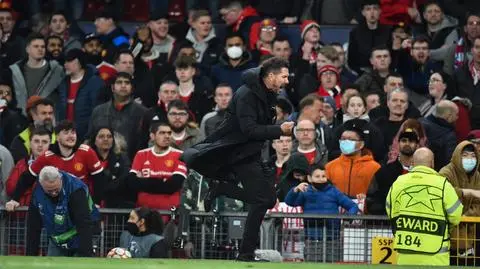 Sprowokował ich biegiem. "Deszcz przedmiotów" w trenera Atletico