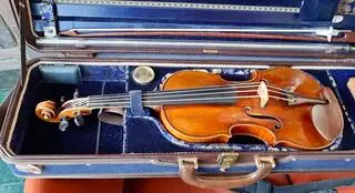 Stradivarius z kolekcji Juilliard School w podróżnym futerale