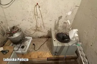 Policjanci znaleźli aparaturę i wiele pojemników z substancjami płynnymi