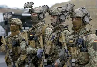 Spór o przywrócenie służby wojskowej dzieli rząd