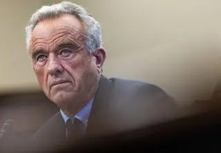 Kennedy pokazał raport. Eksperci: pełen błędów, ma znamiona użycia sztucznej inteligencji