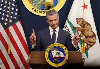 Trolluje Trumpa i właśnie zapowiedział, że rozważy start w wyborach