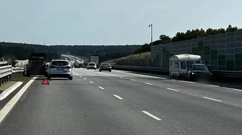 Zaczęło się od wystrzelonej opony. Dwie kolizje i wypadek na autostradzie A1. Na odcinku 500 metrów 