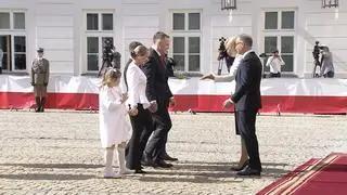 Były prezydent Andrzej Duda z żoną Agatą Kornhauser-Dudą powitali przed Pałacem Prezydenckim Karola Nawrockiego z rodziną