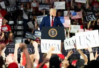 100 dni urzędowania, poparcie spada. Trump: Sondaże? To banda oszustów