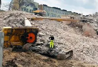 Kolejny incydent w miejscu rozbiórki. Rozpadła się koparka. Nagranie