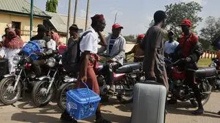 Abudża. Uczniowie ze swoimi rodzicami opuszczają szkoły w związku z atakami w pobliskim stanie