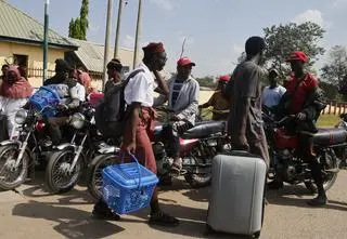Bandyci zaatakowali szkołę, porwali setki dzieci. Części udało się uciec