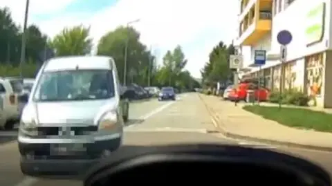 Prawie doprowadził do zderzenia. Policja pokazuje nagranie z pijanym kierowcą