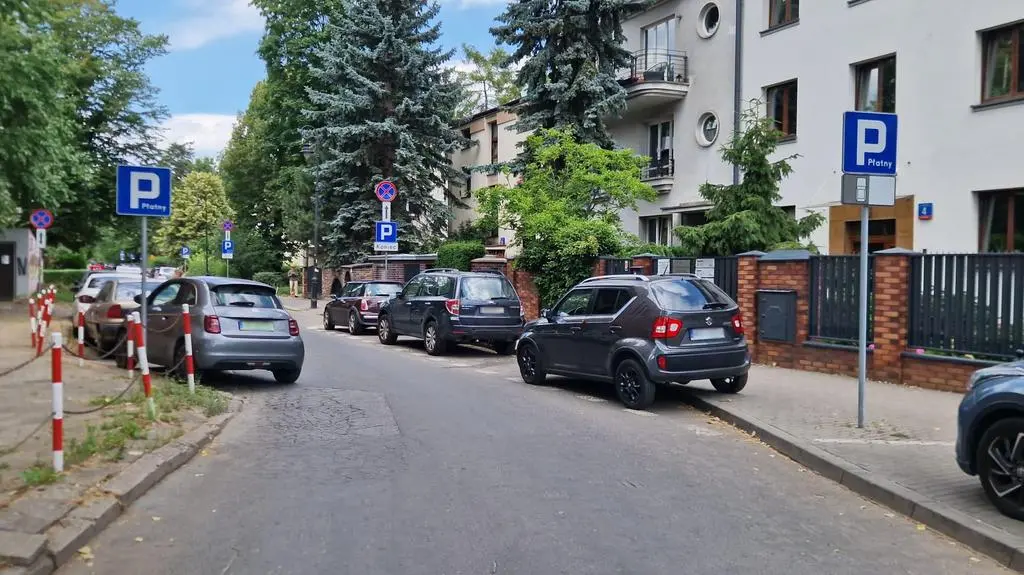 Wóz strażacki nie mógł przejechać ulicą