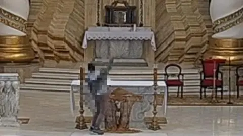 Podszedł do ołtarza 