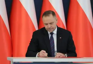 "Zaskoczenie i przykrość". Po decyzji Nawrockiego