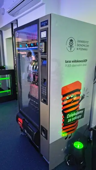 W automacie można kupić między innymi torbę czy wieżę jengę z wieżowcem