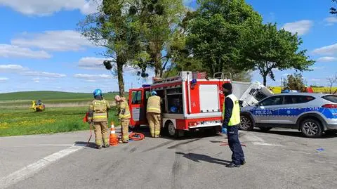 Śmiertelny wypadek. Osobówka wjechała pod ciężarówkę