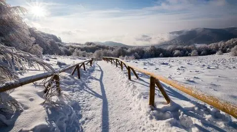 zima bieszczady shutterstock_1891936861