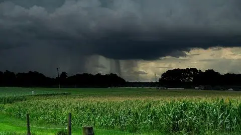 Burza, ciemne chmury, gwałtowna pogoda