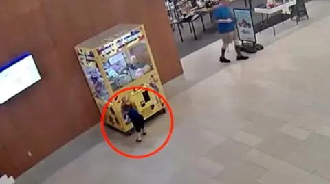 Dziecko utknęło w automacie z maskotkami