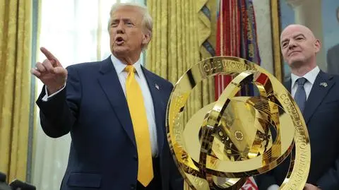 Trump mistrzom wręczył replikę trofeum. Oryginał ma u siebie