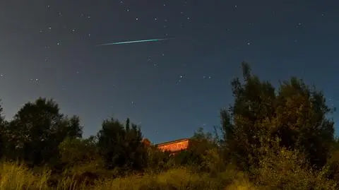 Meteor przelatujący na niebie