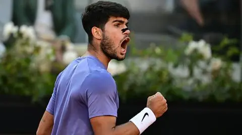 Alcaraz uciszył kibiców gospodarzy. Sinner gwałtownie zatrzymany w finale