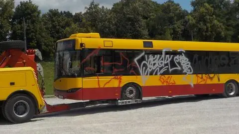 Odholowano zdewastowany autobus