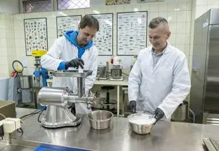 Stworzyli prażynki z karpia. "Zdrowsze niż tradycyjne chipsy"