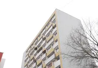38-latka wypadła z okna z dziesiątego piętra. Policja zatrzymała pięć osób 