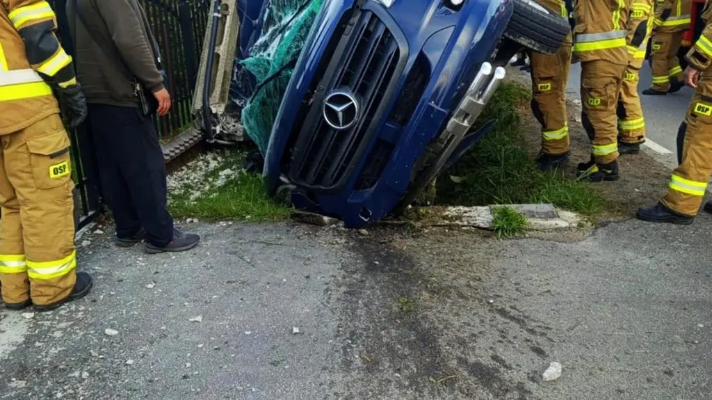 Bus uderzył w słup
