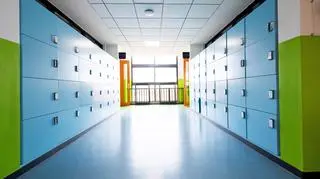 W czasie ataku terrorystycznego korytarze w szkole powinny być puste