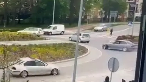 Młodzi kierowcy urządzili pokaz "driftingu" na jednym z rond w Tomaszowie Lubelskim