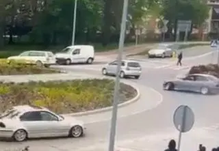 Koniec nauki uczcili "pokazami" na rondzie. Nagranie