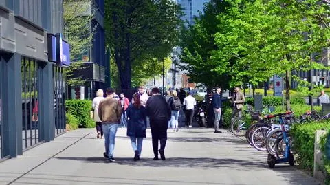 "Szef przywitał mnie: z d...y wyciągnij ten telefon". Rewolucja w kolejnych krajach