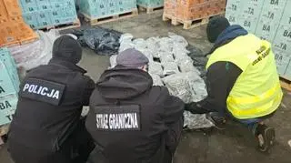 W specjalnych boksach ukryto 277 kilogramów narkotyków