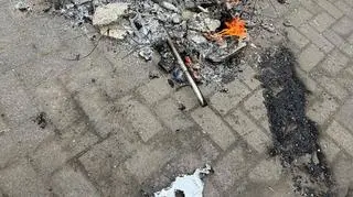 Nad posesją unosił się czarny dym 