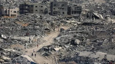 Życie wraca do miasta Gaza