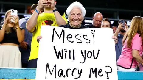 "Ożenisz się ze mną?". Messi zareagował