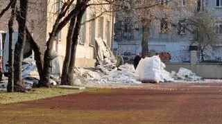 Od ścian budynku liceum oderwała się warstwa termoizolacyjna