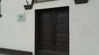 Policja szuka osób, które namalowały swastyki na synagodze