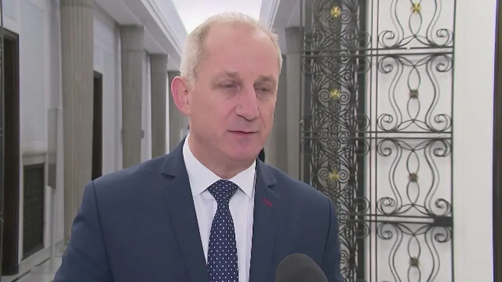 "Byłoby lepiej, gdyby pan minister Kownacki wziął patelnię i walnął się porządnie w głowę"