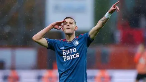 Świetnie wyszedł do podania, przymierzył tuż przy słupku. Kolejny gol Szymańskiego