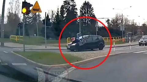 Zamiast prowadzić rower, wjeżdża na przejście. Tak to się kończy. Nagranie