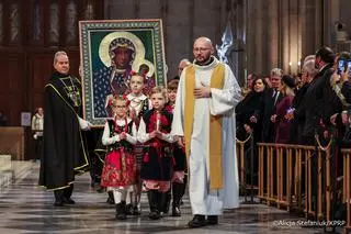 Uroczysta procesja przeniesienia ikony Matki Bożej Częstochowskiej do Polskiej Kaplicy