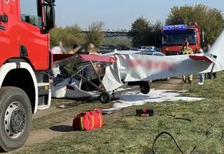 Pilot stracił panowanie nad maszyną, samolot spadł na samochody