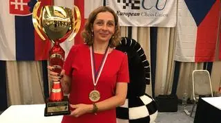 Monika Soćko z pucharem i medalem po zdobyciu tytułu mistrzyni Europy